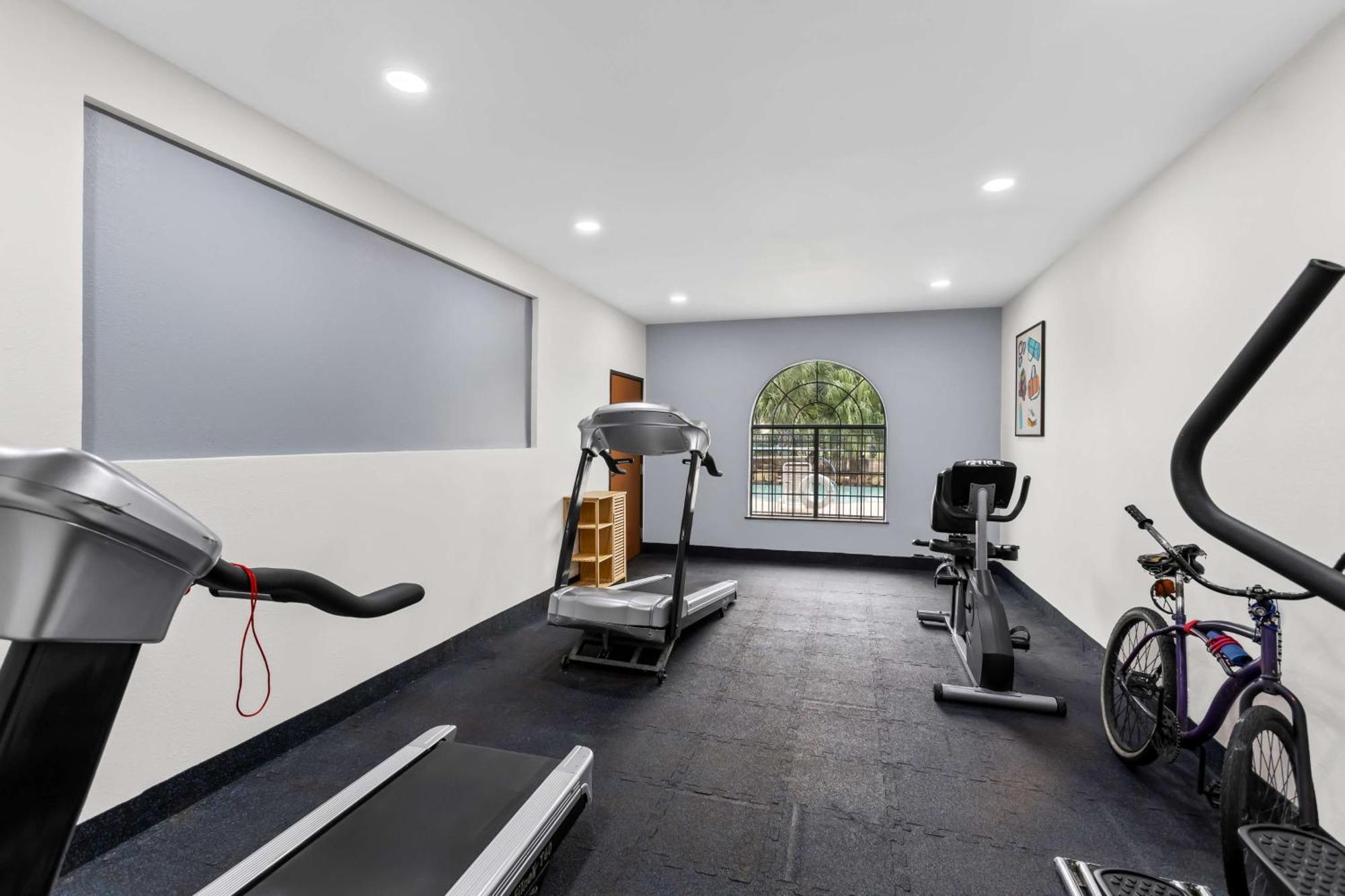 Econo Inn&suites Hotel 2*