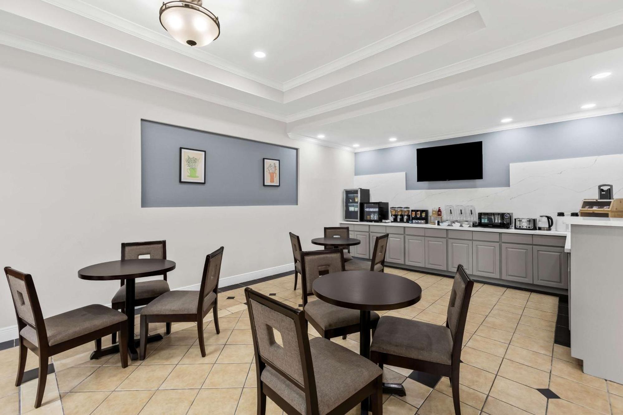 Econo Inn&suites Hotel 2*