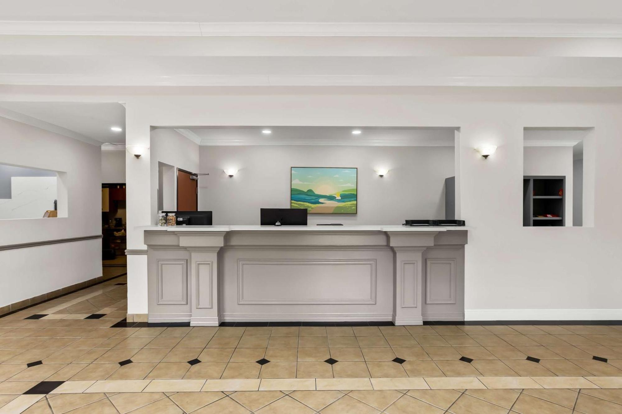 Hotel Econo Inn&suites 2*