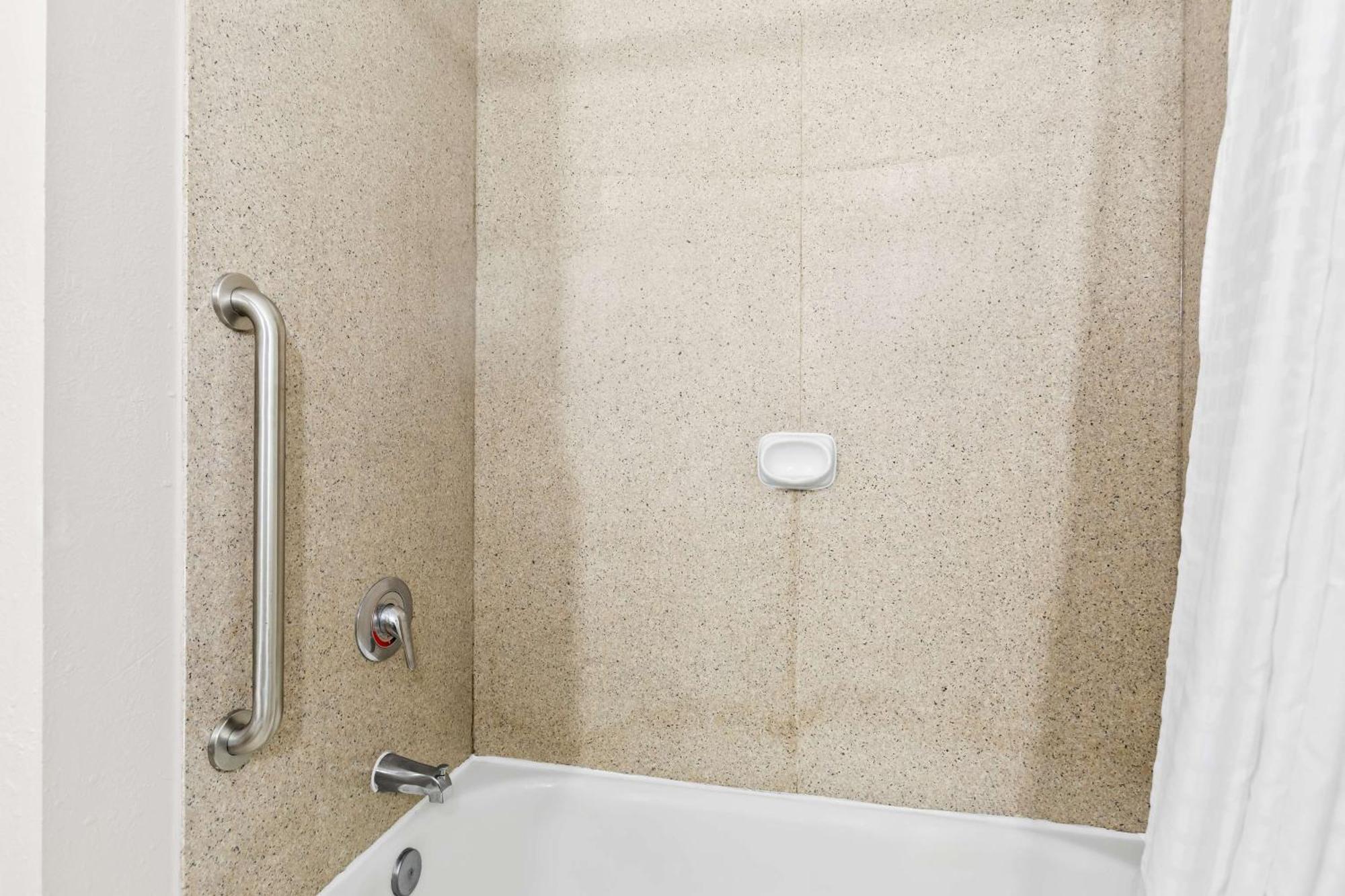 Econo Inn&suites Hotel
