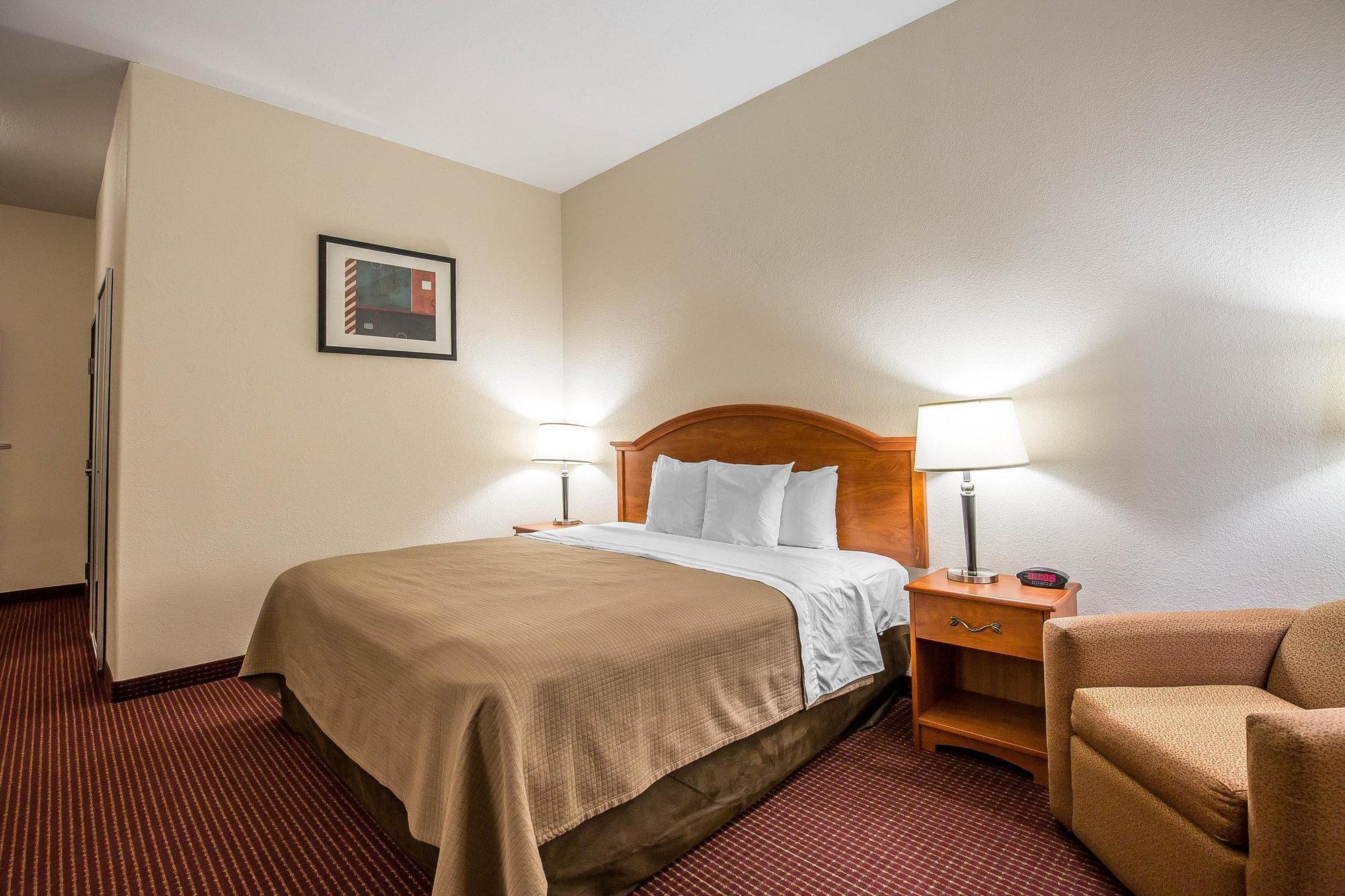Econo Inn&suites Hotel
