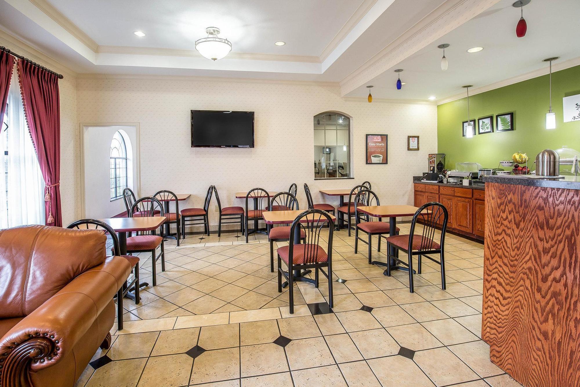 Econo Inn&suites Hotel